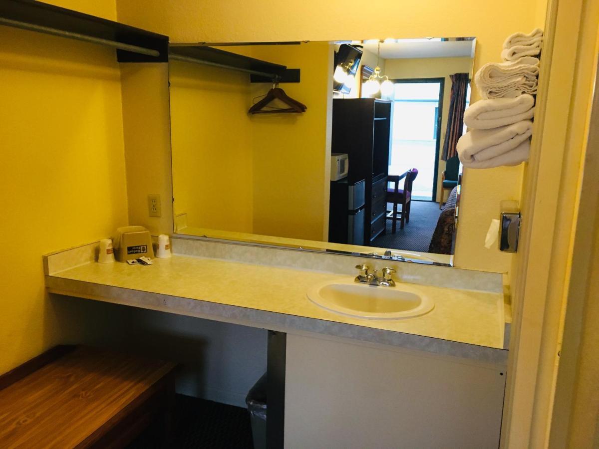 Budget Inn Caravan Motel Harrisonville Exteriör bild