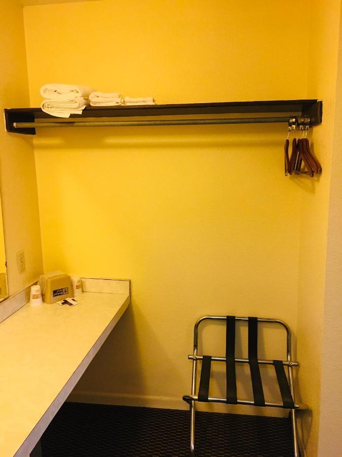 Budget Inn Caravan Motel Harrisonville Exteriör bild